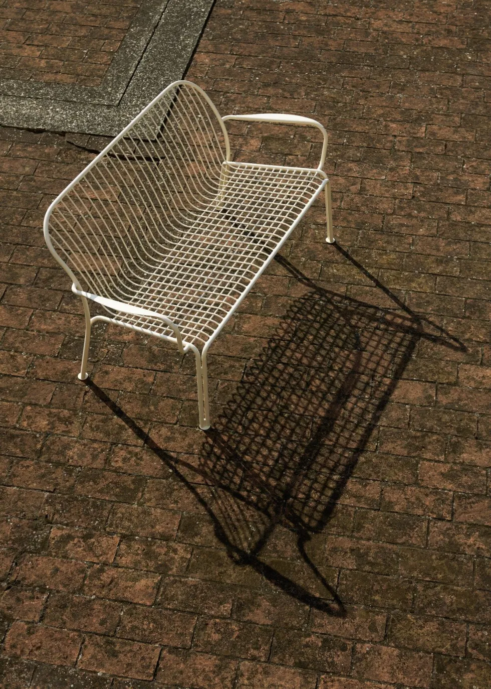 Canapé de jardin avec dossier et accoudoirs en acier vert bronze Thorvald SC110 - &tradition
