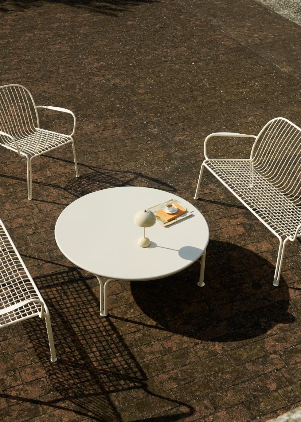 Canapé de jardin avec dossier et accoudoirs en acier vert bronze Thorvald SC110 - &tradition