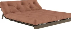 Canapé-lit en pin carob brown et tissu argile 160 x 200 cm Roots - Karup Design