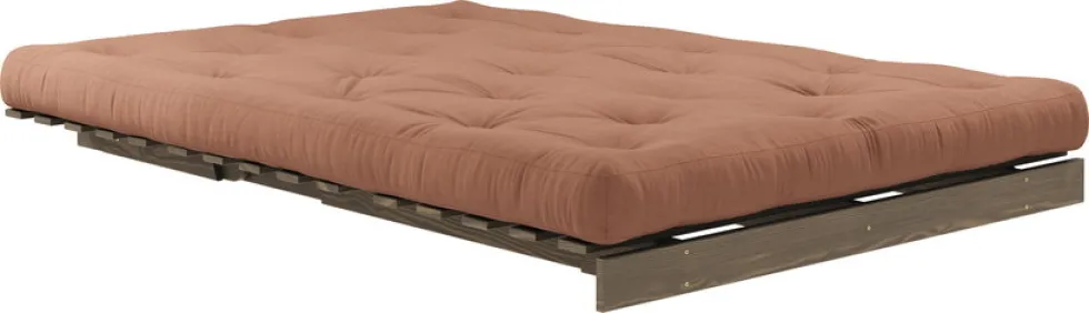 Canapé-lit en pin carob brown et tissu argile 140 x 200 cm Roots - Karup Design