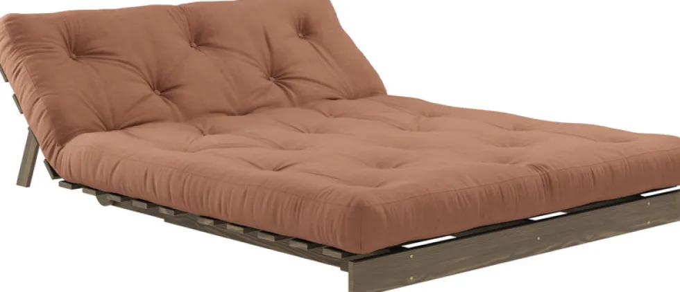 Canapé-lit en pin carob brown et tissu argile 140 x 200 cm Roots - Karup Design