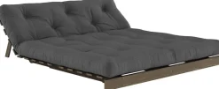 Canapé-lit en pin carob brown et tissu gris foncé 160 x 200 cm Roots - Karup Design