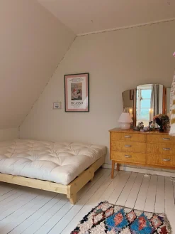 Canapé-lit en pin massif avec matelas en coton vert olive 140x200cm Fresh - Karup Design