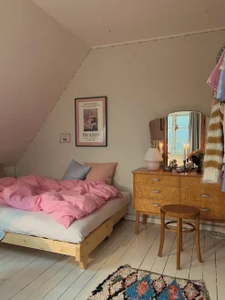 Canapé-lit en pin massif avec matelas en coton vert olive 140x200cm Fresh - Karup Design