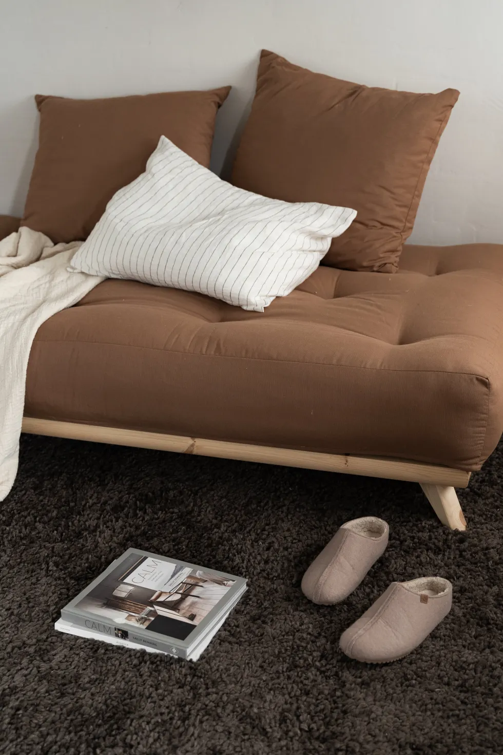 Canapé 2 places en pin et matelas mocca 200x90cm Senza - Karup Design