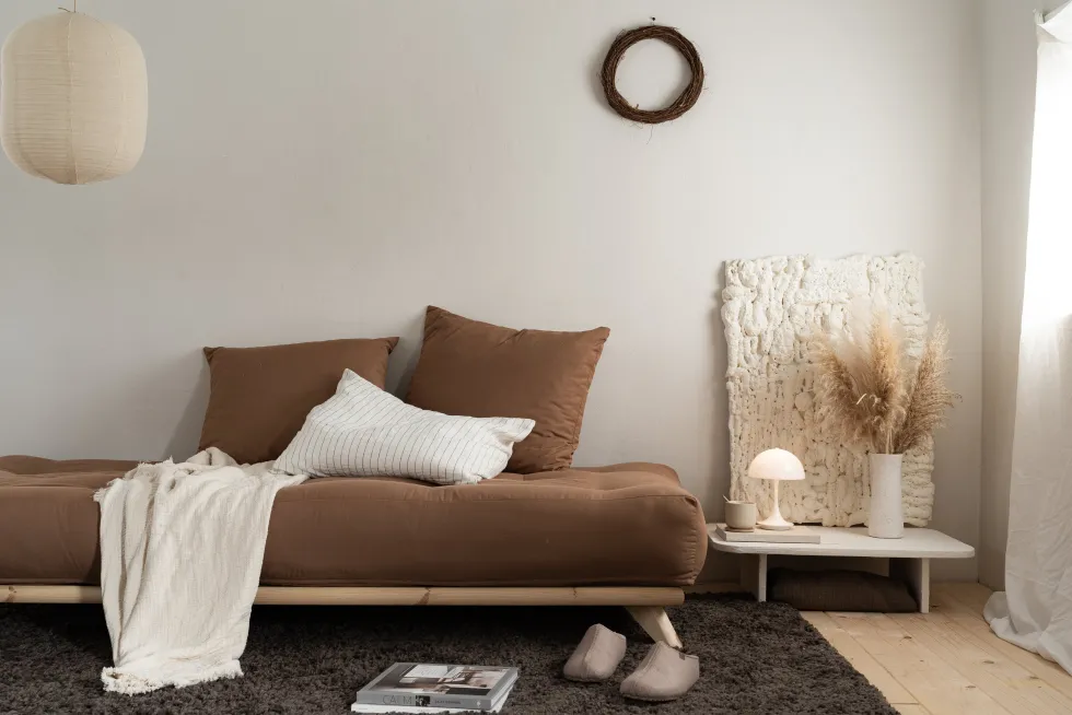Canapé 2 places en pin et matelas mocca 200x90cm Senza - Karup Design