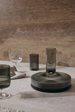Carafe à vin gris fumé Ripple - Ferm Living
