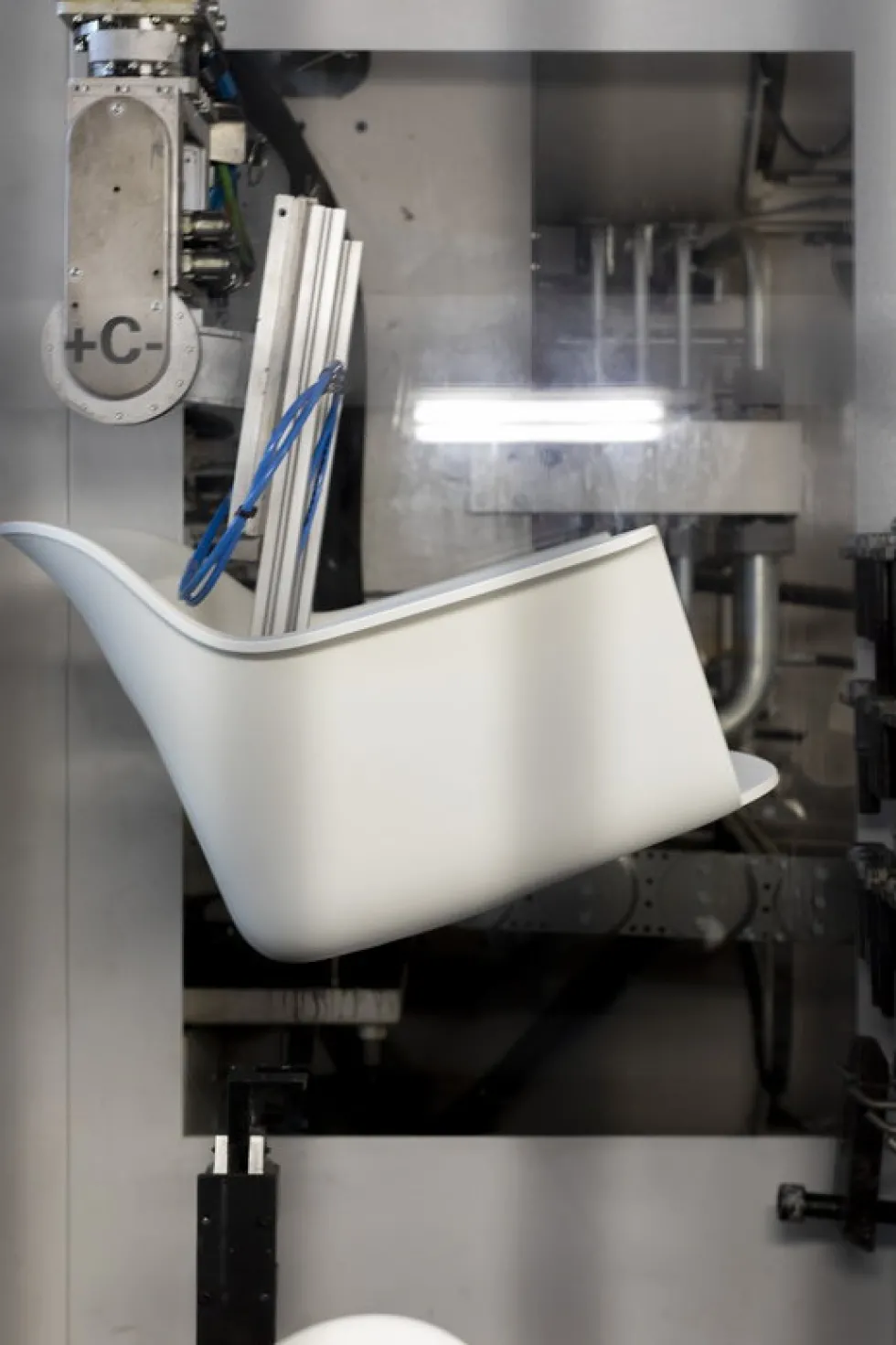 Chaise avec accoudoirs blanc crème bois et acier noir Layout 212 - HAY