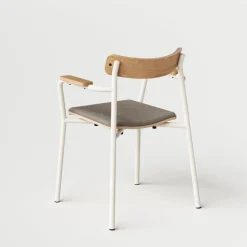 Chaise avec accoudoirs blanc crème et tissu beige sable Etude - TIPTOE