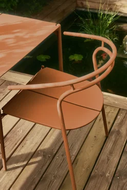 Chaise avec accoudoirs en acier terracotta Novo - AYTM