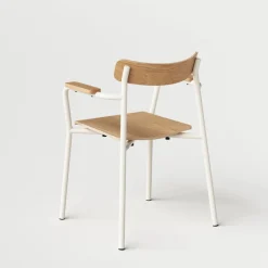 Chaise avec accoudoirs en bois éco-certifié naturel et cadre blanc crème Etude - TIPTOE
