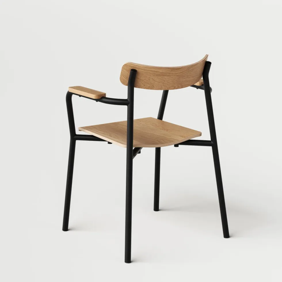 Chaise avec accoudoirs en bois éco-certifié naturel et cadre noir graphite Etude - TIPTOE