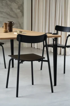 Chaise avec accoudoirs en bois éco-certifié noir Etude - TIPTOE