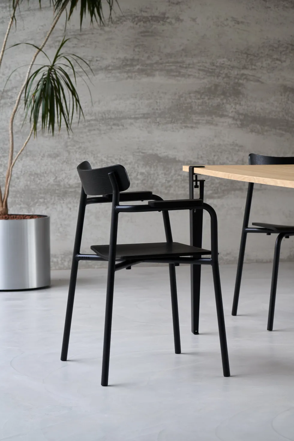 Chaise avec accoudoirs en bois éco-certifié noir Etude - TIPTOE
