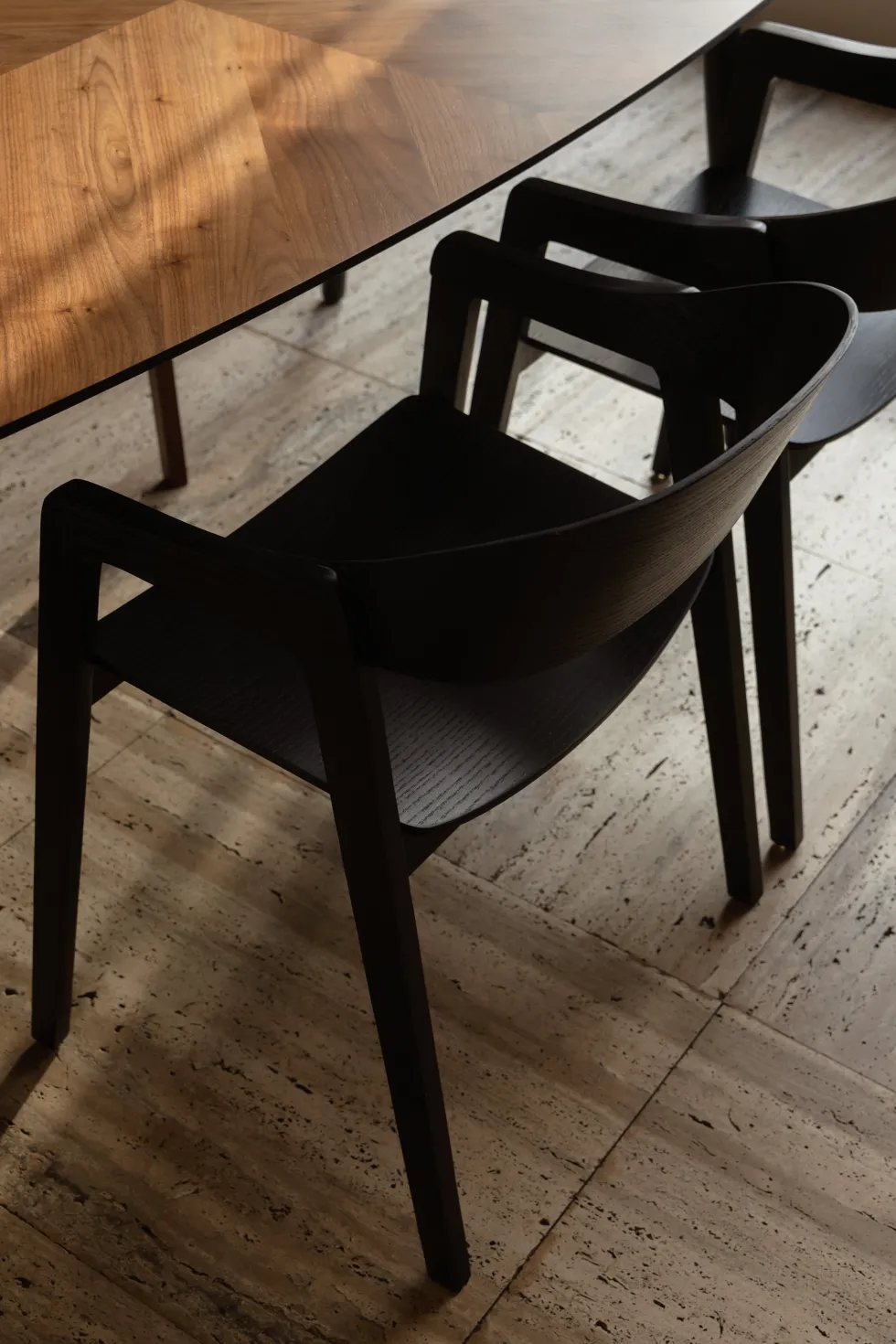 Chaise avec accoudoirs en bois de chêne finition noir Westlake - Dutchbone