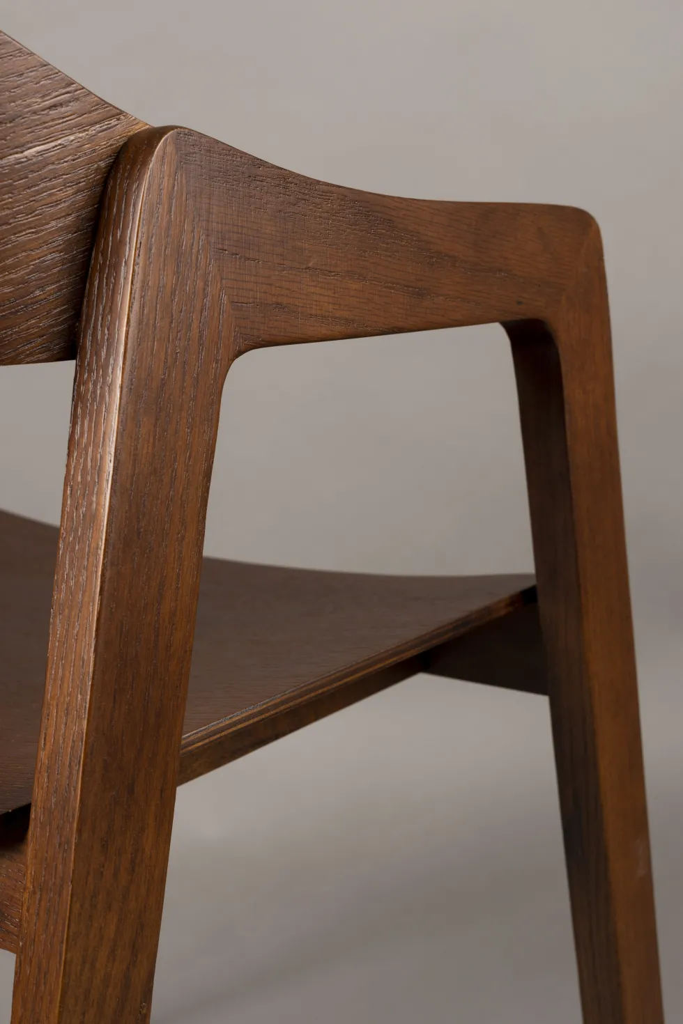 Chaise avec accoudoirs en bois de chêne finition noyer Westlake - Dutchbone