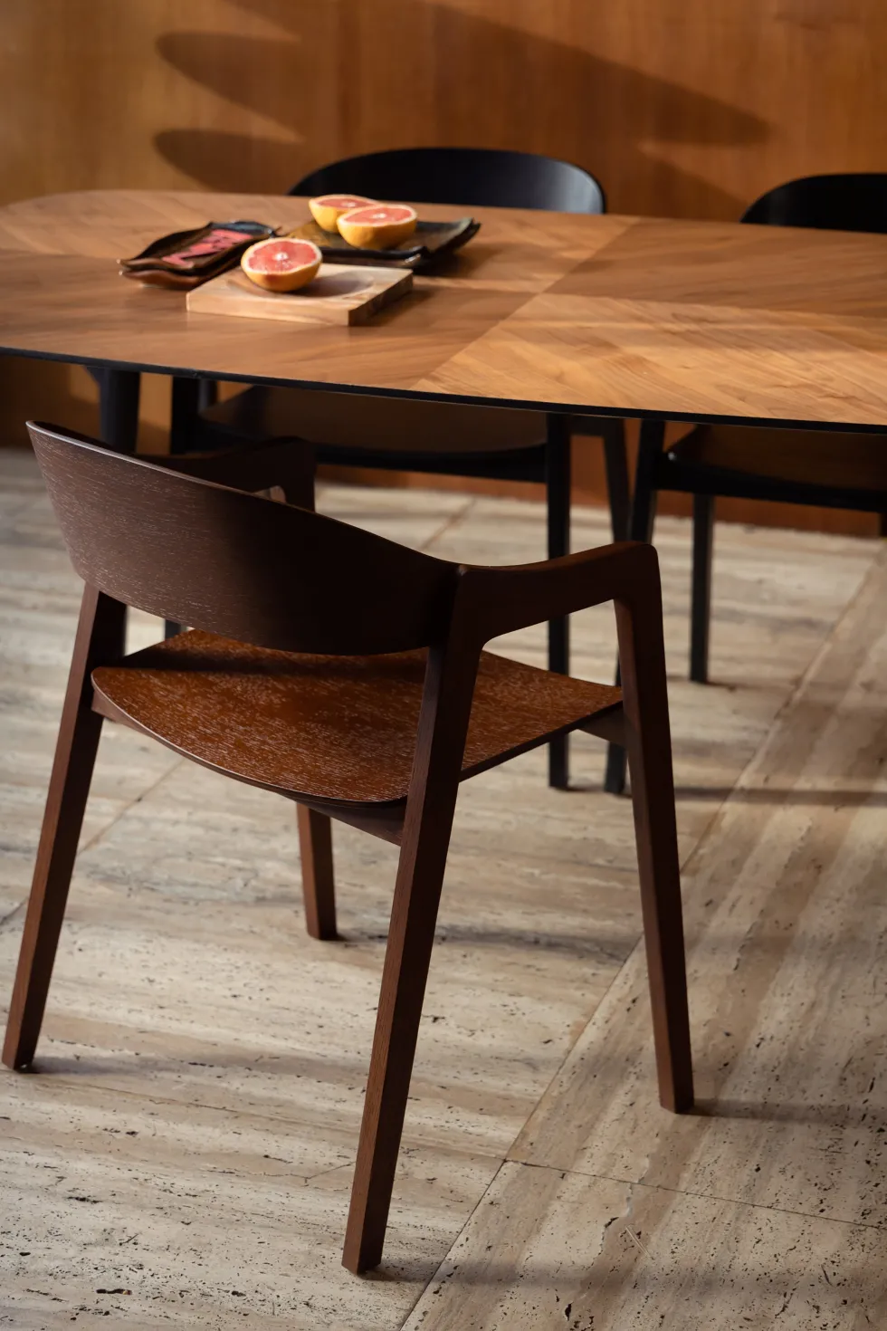 Chaise avec accoudoirs en bois de chêne finition noyer Westlake - Dutchbone