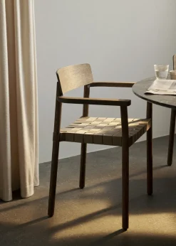 Chaise avec accoudoirs en chêne huilé fumé avec assise en lin 61x78 cm Betty TK9 - &tradition