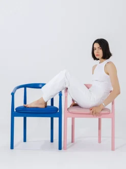 Chaise avec accoudoirs en chêne massif bleu 50x73cm Contour - Colortherapis