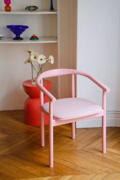 Chaise avec accoudoirs en chêne massif rose 50x73cm Contour - Colortherapis