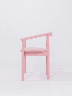 Chaise avec accoudoirs en chêne massif rose 50x73cm Contour - Colortherapis