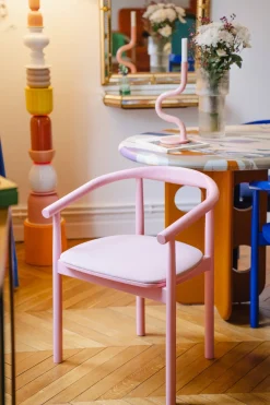 Chaise avec accoudoirs en chêne massif rose 50x73cm Contour - Colortherapis
