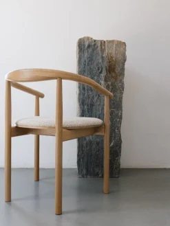 Chaise avec accoudoirs en chêne massif 50x73cm Contour - Colortherapis