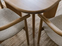 Chaise avec accoudoirs en chêne massif 50x73cm Contour - Colortherapis