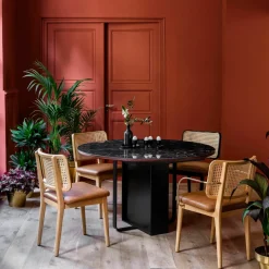 Chaise avec accoudoirs en chêne noir et cuir tabac Cannage - RED Edition
