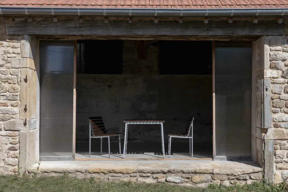 Chaise avec accoudoirs en frêne huilé et aluminium 80x52x52cm Traverse - Hay