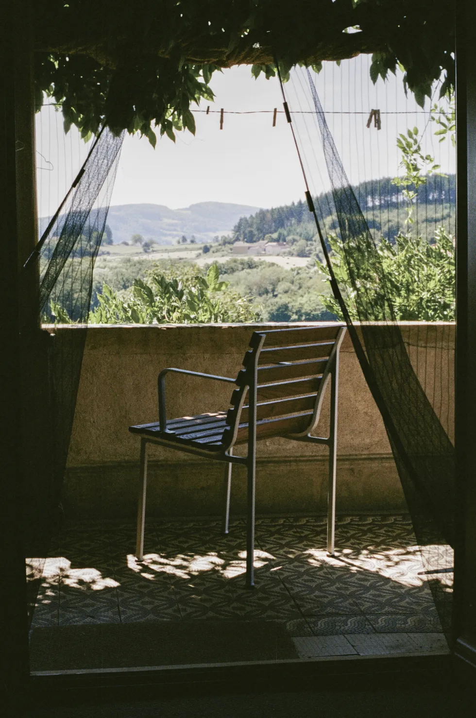 Chaise avec accoudoirs en frêne huilé et aluminium 80x52x52cm Traverse - Hay