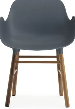 Chaise avec accoudoirs en noyer naturel et pp bleu Form - Normann Copenhagen