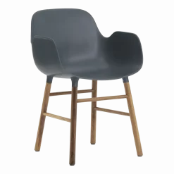 Chaise avec accoudoirs en noyer naturel et pp bleu Form - Normann Copenhagen