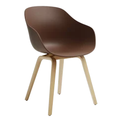 Chaise avec accoudoirs en plastique recyclé brique et pieds en chêne AAC 222 2.0 - HAY
