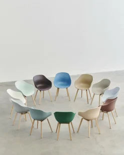 Chaise avec accoudoirs en plastique recyclé brique et pieds en chêne AAC 222 2.0 - HAY