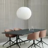 Chaise avec accoudoirs en plastique recyclé brique et pieds en acier noir AAC 20 2.0 - HAY