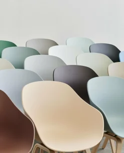Chaise avec accoudoirs en plastique recyclé gris béton et pieds en chêne AAC 222 2.0 - HAY