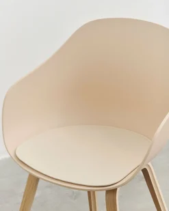 Chaise avec accoudoirs en plastique recyclé pêche et pieds en chêne AAC 222 2.0 - HAY