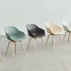 Chaise avec accoudoirs en plastique recyclé raisin et pieds en chêne AAC 222 2.0 - HAY