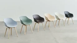 Chaise avec accoudoirs en plastique recyclé raisin et pieds en chêne AAC 222 2.0 - HAY