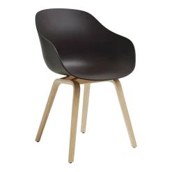 Chaise avec accoudoirs en plastique recyclé raisin et pieds en chêne AAC 222 2.0 - HAY