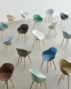 Chaise avec accoudoirs en plastique recyclé raisin et pieds en chêne AAC 222 2.0 - HAY