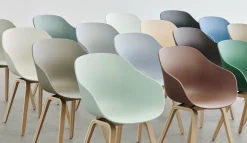 Chaise avec accoudoirs en plastique recyclé raisin et pieds en chêne AAC 222 2.0 - HAY