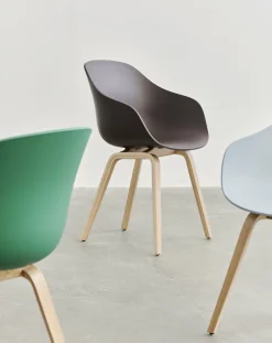 Chaise avec accoudoirs en plastique recyclé raisin et pieds en chêne AAC 222 2.0 - HAY
