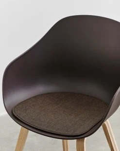 Chaise avec accoudoirs en plastique recyclé raisin et pieds en chêne AAC 222 2.0 - HAY