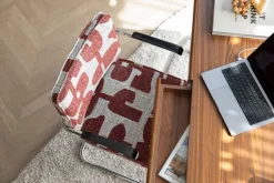 Chaise avec accoudoirs en tissu aux motifs rouge et acier chromé Ridge - Zuiver