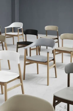 Chaise avec accoudoirs en tissu gris remix 123 et chêne fumé Herit - Normann Copenhagen