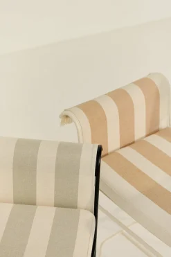 Chaise avec accoudoirs et franges motif rayures Leslie et Limonta Tropique - Gubi