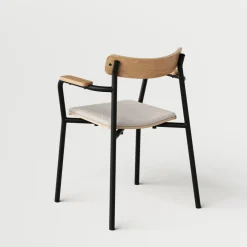 Chaise avec accoudoirs noir graphite et tissu beige sable Etude - TIPTOE