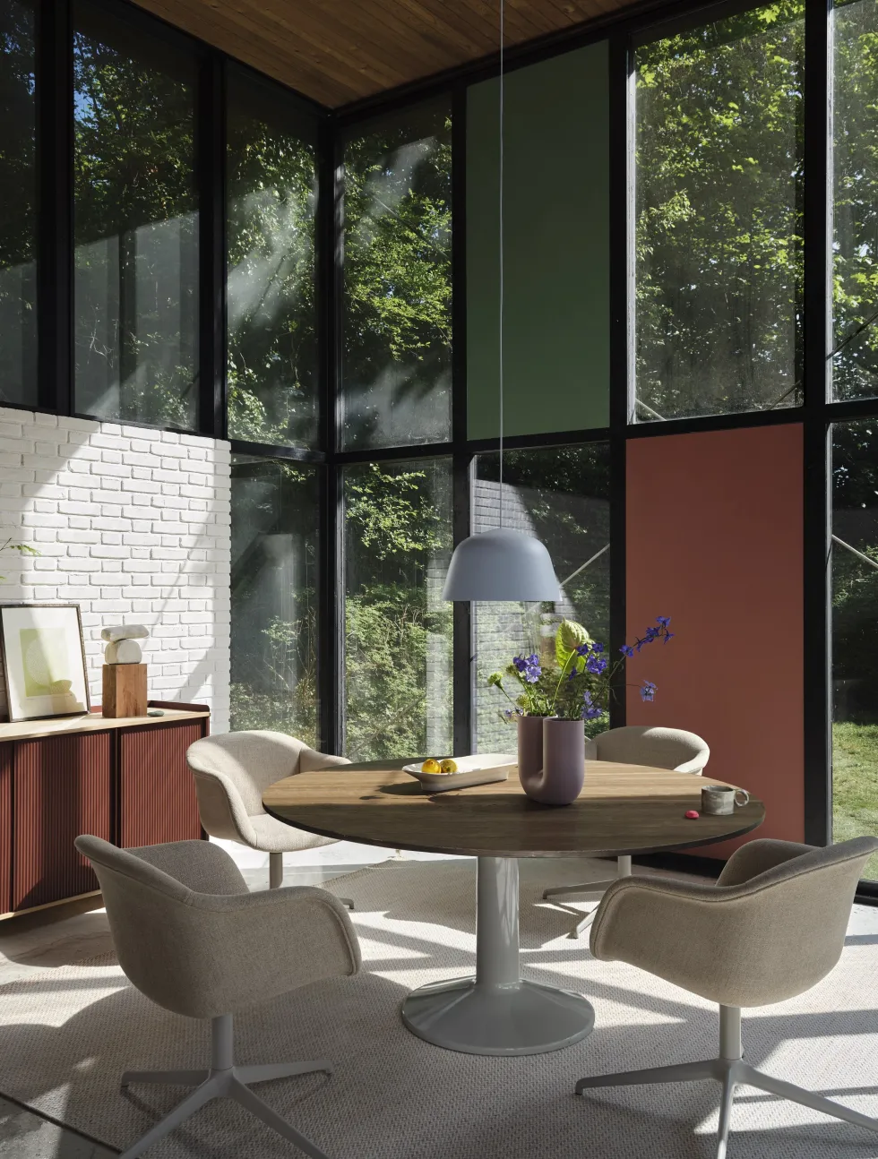 Chaise avec accoudoirs pivotant avec roulettes en tissu beige Fiber - Muuto
